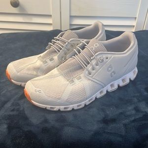 Women’s 8.5 OnCloud shoes